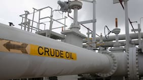 Petróleo está cerca de su nivel previo a la guerra mientras bajan proyecciones de los grandes bancos para el precio del barril