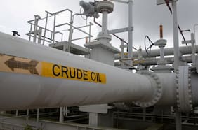 Petróleo está cerca de su nivel previo a la guerra mientras bajan proyecciones de los grandes bancos para el precio del barril