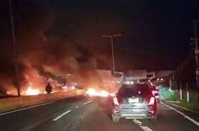 Pobladores levantan barricadas incendiarias en ruta Las Palmas y provocan gran congestión vehicular