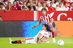Prensa española apunta a Gabriel Suazo tras la caída del Sevilla ante el Atlético de Madrid: “Ha dado la nota negativa”