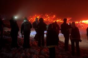 Miles de turistas buscan una foto entre lava y nieve en el volcán Etna