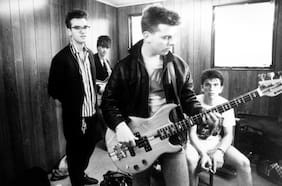 Andy Rourke, el silencioso genio del bajo que definió a The Smiths y cuya muerte golpea a una generación