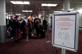 Implementación de pasaportes de vacunación para viajar sin restricciones genera debate en Europa