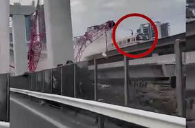 Grúa cae e impacta contra un tren en movimiento en China