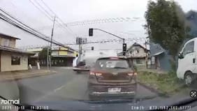 Registran impactante volcamiento de una ambulancia tras chocar en un cruce en Osorno