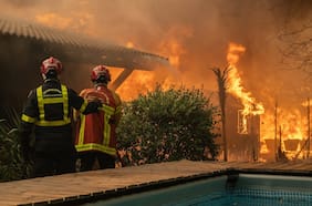 Más de 200 mil personas deben huir o confinarse ante los incendios forestales que arrasan Francia y España