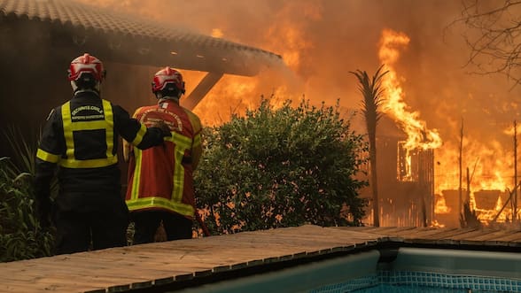 Más de 200 mil personas deben huir o confinarse ante los incendios forestales que arrasan Francia y España