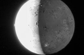 Misión de la Nasa en luna de Júpiter fotografía espectacular erupción volcánica y un campo de lava