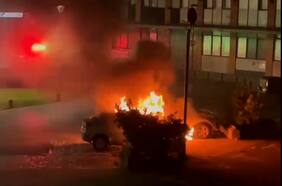 Dos vehículos se incendian frente a la Gobernación del Biobío