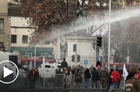 Registran manifestaciones de funcionarios de la salud frente a La Moneda