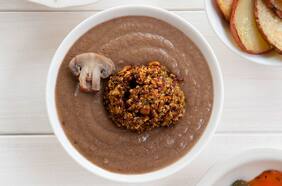 Sopa de setas con albóndigas de quínoa y lentejas