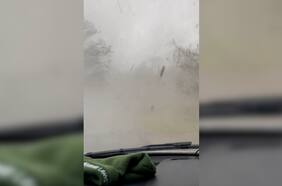Conductor queda atrapado en medio de un tornado