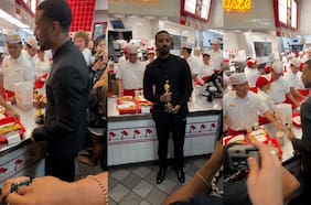 Con estatuilla en mano: Michael B. Jordan celebró su triunfo en los Oscars comiendo hamburguesas