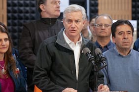 Kast mira la emergencia desde La Moneda: el contraste con su despliegue de julio y las críticas oficialistas por la vocería