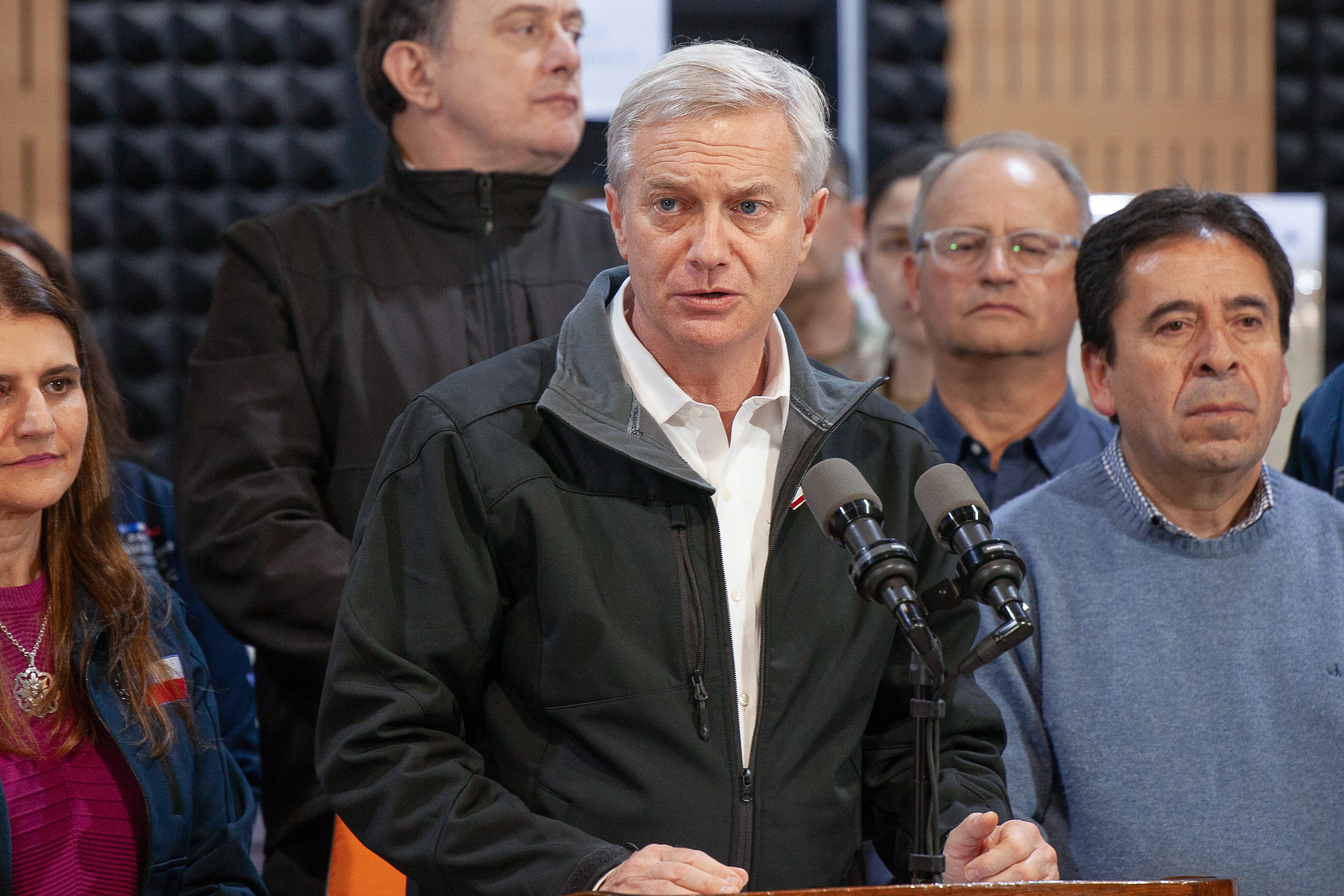 Kast mira la emergencia desde La Moneda: el contraste con su despliegue de julio y las críticas oficialistas por la vocería