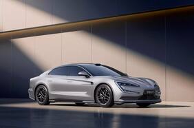 BYD sorprende en Beijing 2024 con el YangWang U7, su sedán eléctrico de lujo