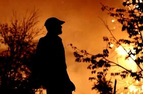 Incendios forestales resurgen en el norte de Atenas