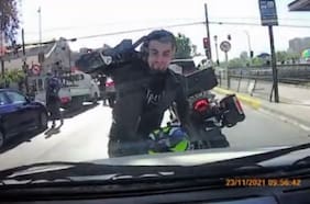 Detienen a motociclista que atacó con una cadena el automóvil de una conductora en Independencia