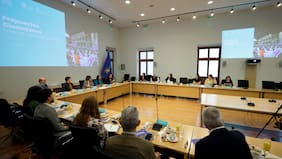 De seguridad a gestión del Estado: U. Chile y PUC presentan 39 propuestas ciudadanas a 6 de los candidatos presidenciales