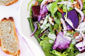 Ensalada de betarragas asadas, espinacas y tostadas de queso azul