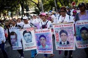 México: Tensiones entre gobierno y familiares de jóvenes desaparecidos marcan aniversario de caso Ayotzinapa