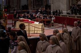 El Vaticano informa que 65.000 personas asistieron al primer día de velatorio de Benedicto XVI