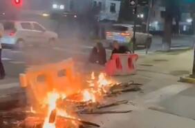 Vecinos levantan barricadas por octava noche sin suministro eléctrico en la Región Metropolitana