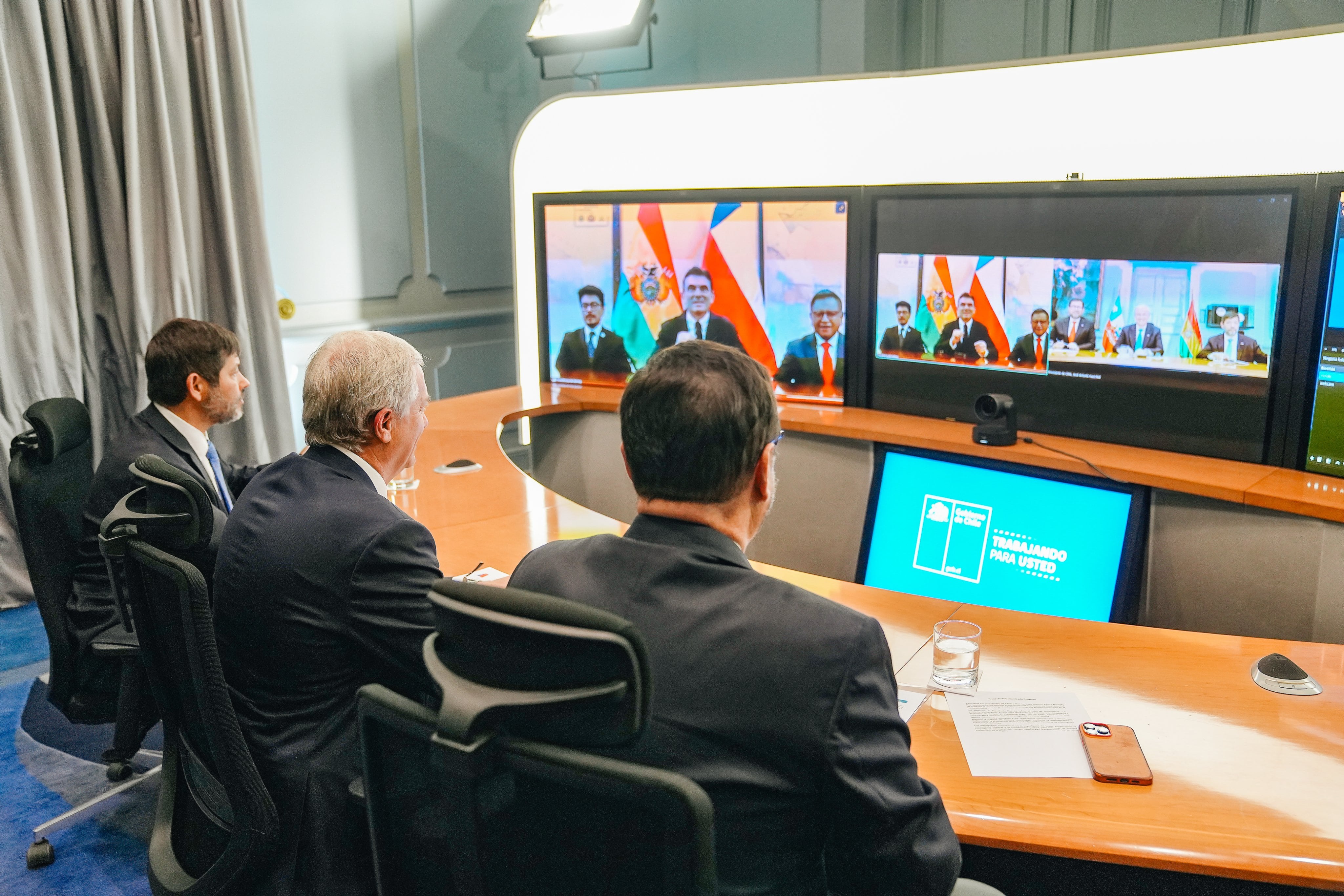 José Antonio Kast sostiene videollamada con el Presidente de Bolivia, Rodrigo Paz, en marzo.