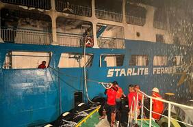 Rescatan a 80 personas de trasbordador que se incendió en cercanía de puerto en Manila