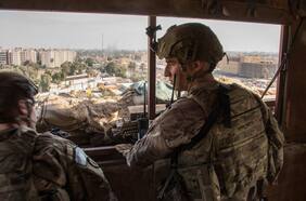 Soldados evacuan a personal de embajada de EE.UU. en Sudán