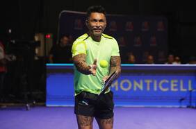 El susto del árbitro, las bromas y una muñeca intacta: así fue la nostálgica noche de Marcelo Ríos y Álex Corretja