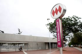 Cierran estación de Metro tras convocatoria de hinchas azules para celebrar victoria ante Colo Colo por la Supercopa