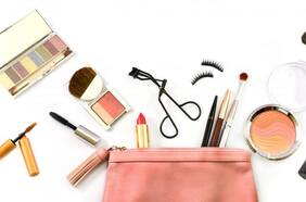 Estos son los productos básicos que debe tener tu cosmetiquero de verano