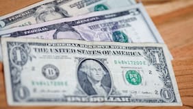 El dólar se desploma por apertura del estrecho de Ormuz y se acerca a borrar todo lo que subió durante la guerra en Irán