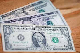 El dólar se desploma por apertura del estrecho de Ormuz y se acerca a borrar todo lo que subió durante la guerra en Irán