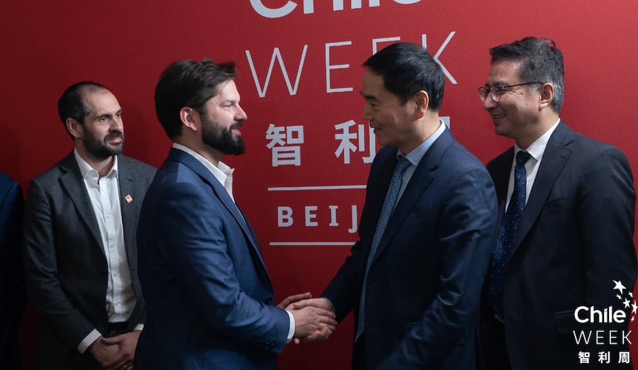 En octubre de 2023 El Presidente Boric junto a ejecutivos de la china Tsingshan, cuando anunciaron un proyecto de litio en el norte de Chile.