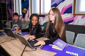 IA, ventas y comunicación efectiva: el programa de capacitación digital y empleabilidad de WOM para egresados técnico-profesionales