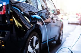 Sube la venta de autos eléctricos e híbridos, pero los enchufables se estancan