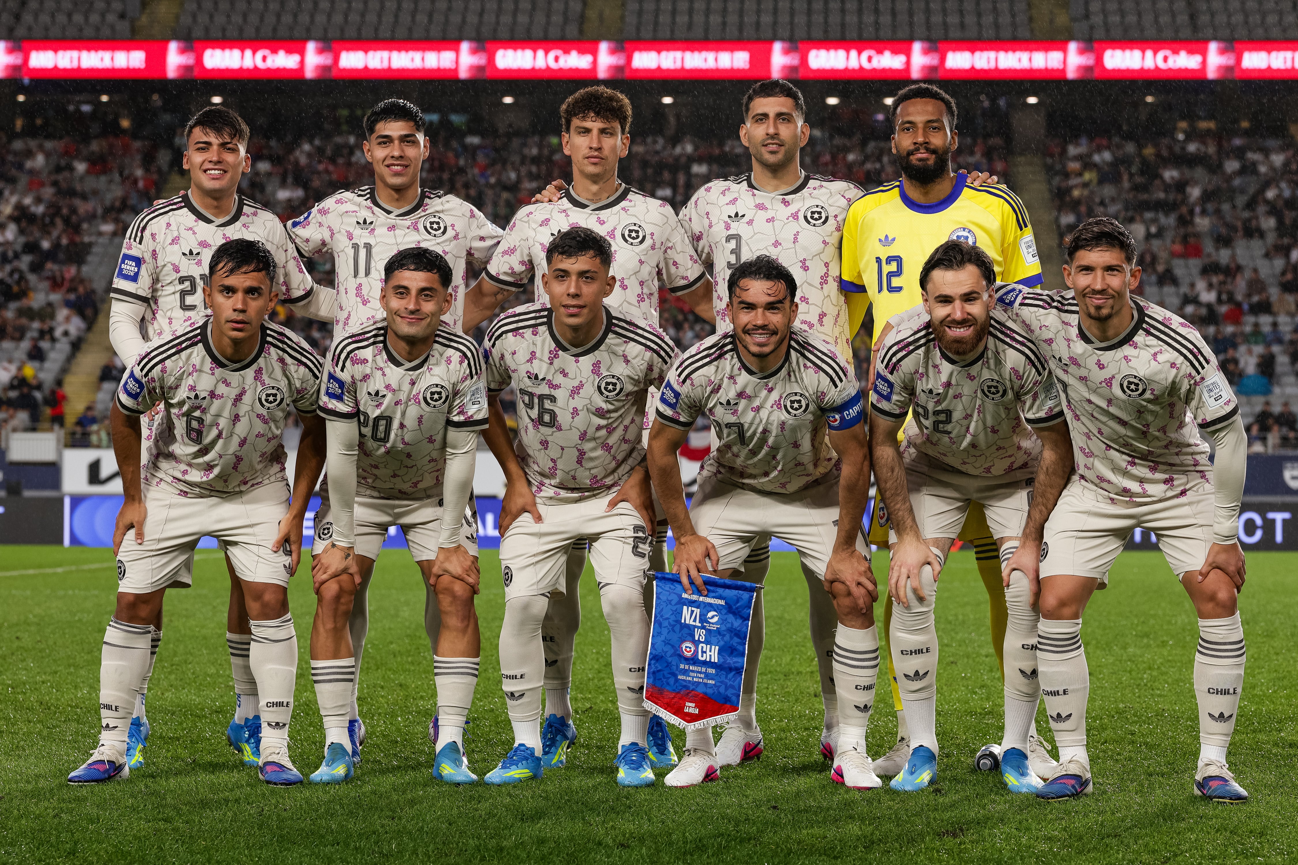 La formación de la Roja en su caída ante Nueva Zelanda.