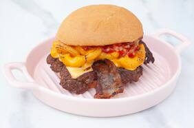 Una increíble hamburguesa con macarrones con queso