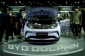 Por qué China sigue fabricando más autos de los que necesita