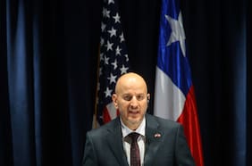 “Que actúe como diplomático”: oposición critica arremetida de embajador Judd hacia ministros y pide que el gobierno tome acciones
