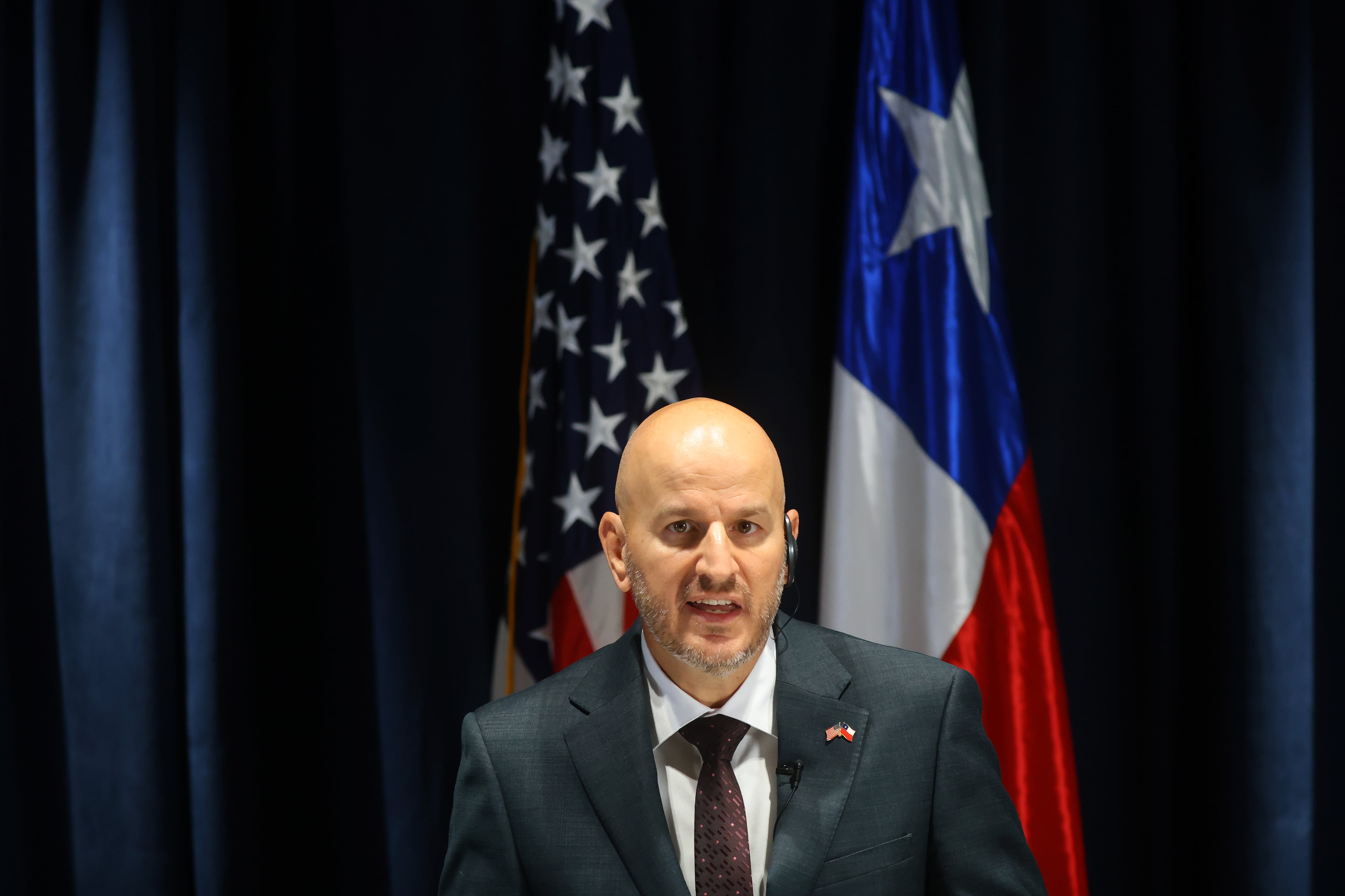 “Que actúe como diplomático”: oposición critica arremetida de embajador Judd hacia ministros y pide que el gobierno tome acciones