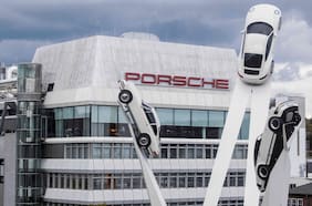 Porsche le pone freno a la fabricación de baterías para autos eléctricos