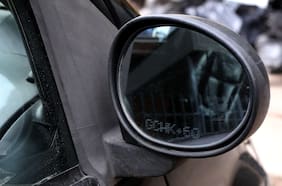 ¿Cuándo se debe tener el grabado de patentes? Revisa los plazos para autos nuevos y usados