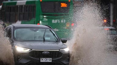 Denuncia al auto que te mojó: cómo hacer el sencillo trámite y qué multas arriesga el conductor