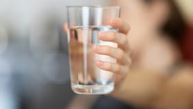 ¿Tomar agua tibia realmente puede ayudarte a bajar de peso y tener beneficios? Esto dicen los científicos