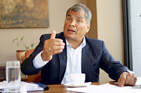 Expresidente de Ecuador Rafael Correa propone reunir firmas para revocar mandato al actual mandatario