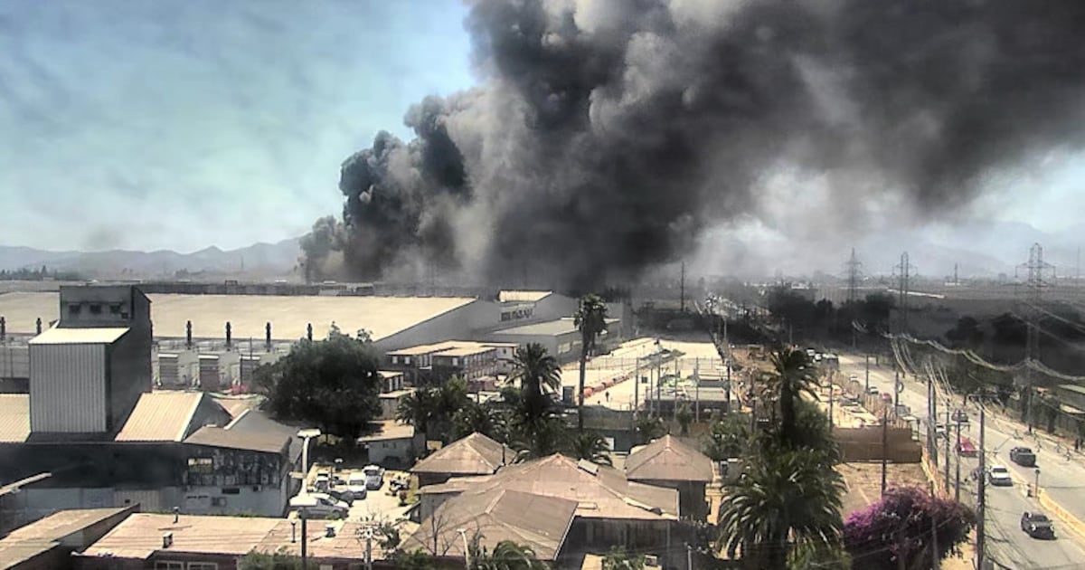 Incendio en bodegas de San Bernardo moviliza a Bomberos de la Región Metropolitana
