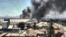 Incendio afecta a bodegas en San Bernardo: Bomberos trabaja para evitar su propagación
